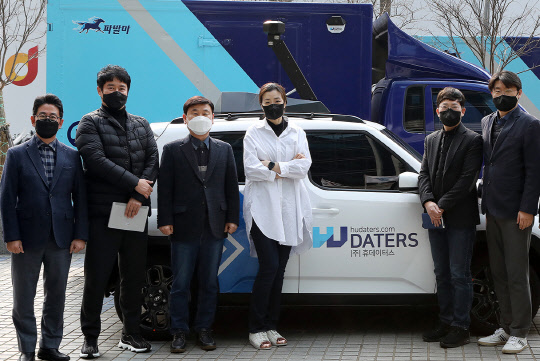 사진은 지난 2월 25일 열린 휴데이터스 개소식에서 관계자들이 기념촬영을 하고 있는 모습. 사진은 (왼쪽부터) 주성균 한진 경영기획실장 전무, 강석학 UOK 대표이사, 노삼석  한진 대표이사 사장, 조현민 한진 마케팅 및 미래성장전략 총괄 사장, 김현우 한진 마케팅실장 상무 겸 휴데이터스 대표이사, 이인현 휴데이터스 CTO 상무. <한진 제공>